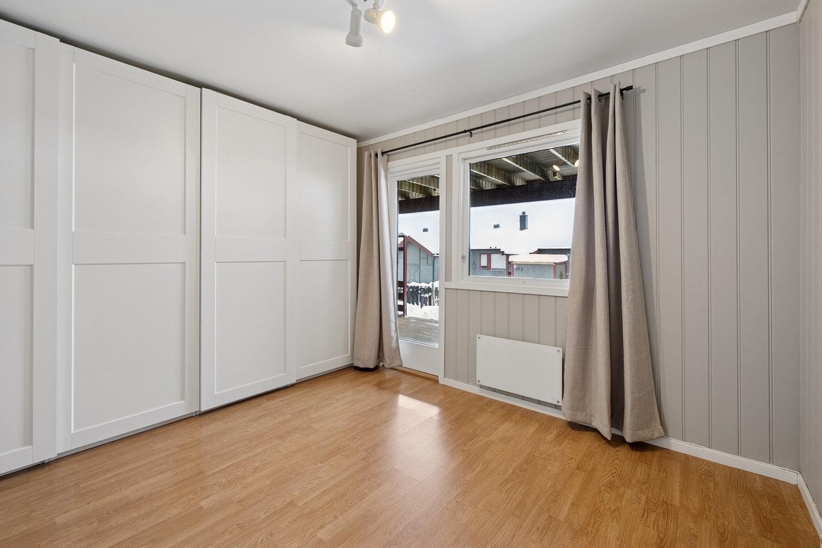 Soverom 3. Her er det utgang til terrasse og hage. Galleribilde