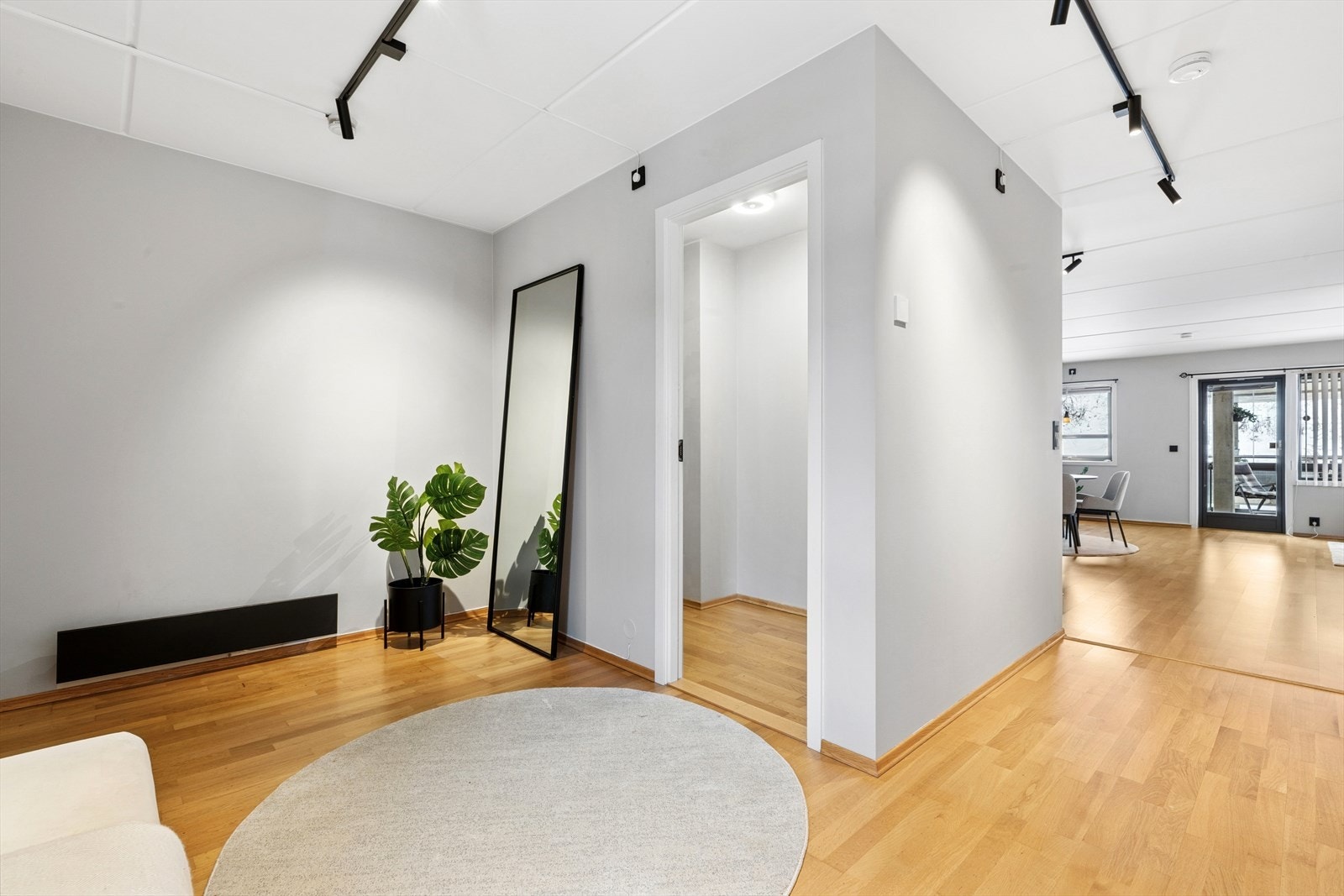 Gjennomgående materialvalg og gode lysforhold gir en helhetlig og behagelig atmosfære. Galleribilde