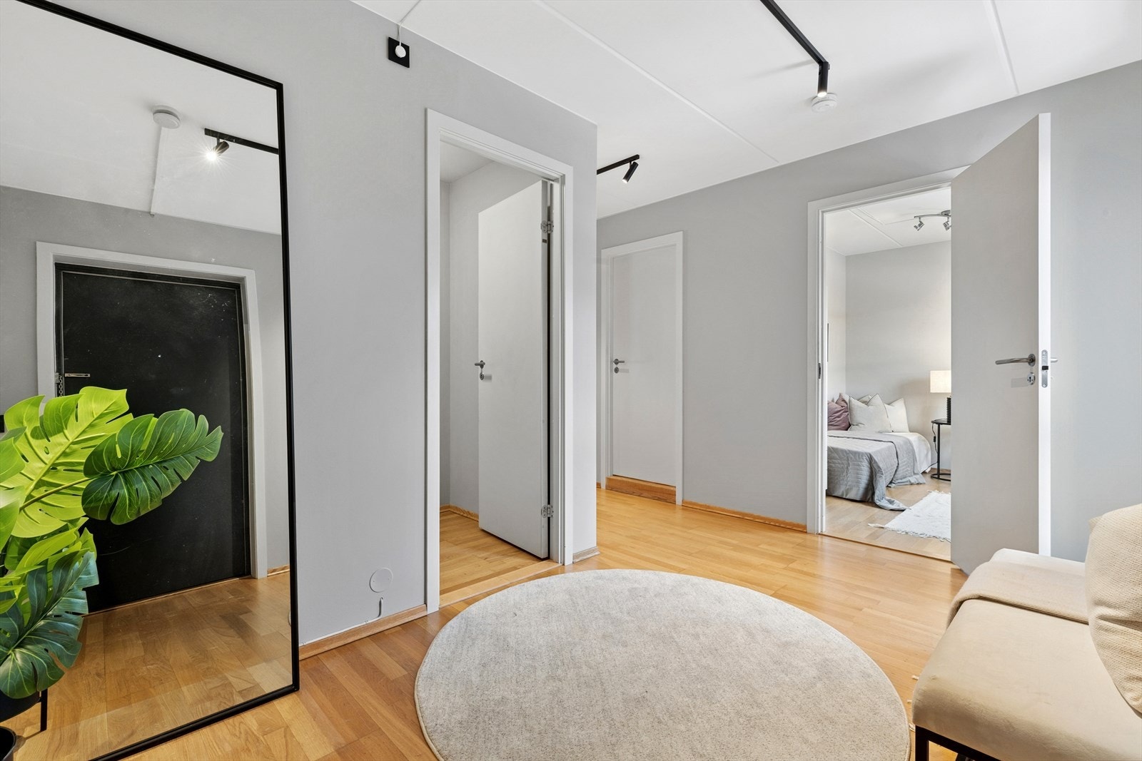 Fra entréen er det tilgang til alle rom, med gjennomgående parkett på gulv. I direkte tilknytning til entréen ligger en praktisk innvendig bod på 3 m². Galleribilde