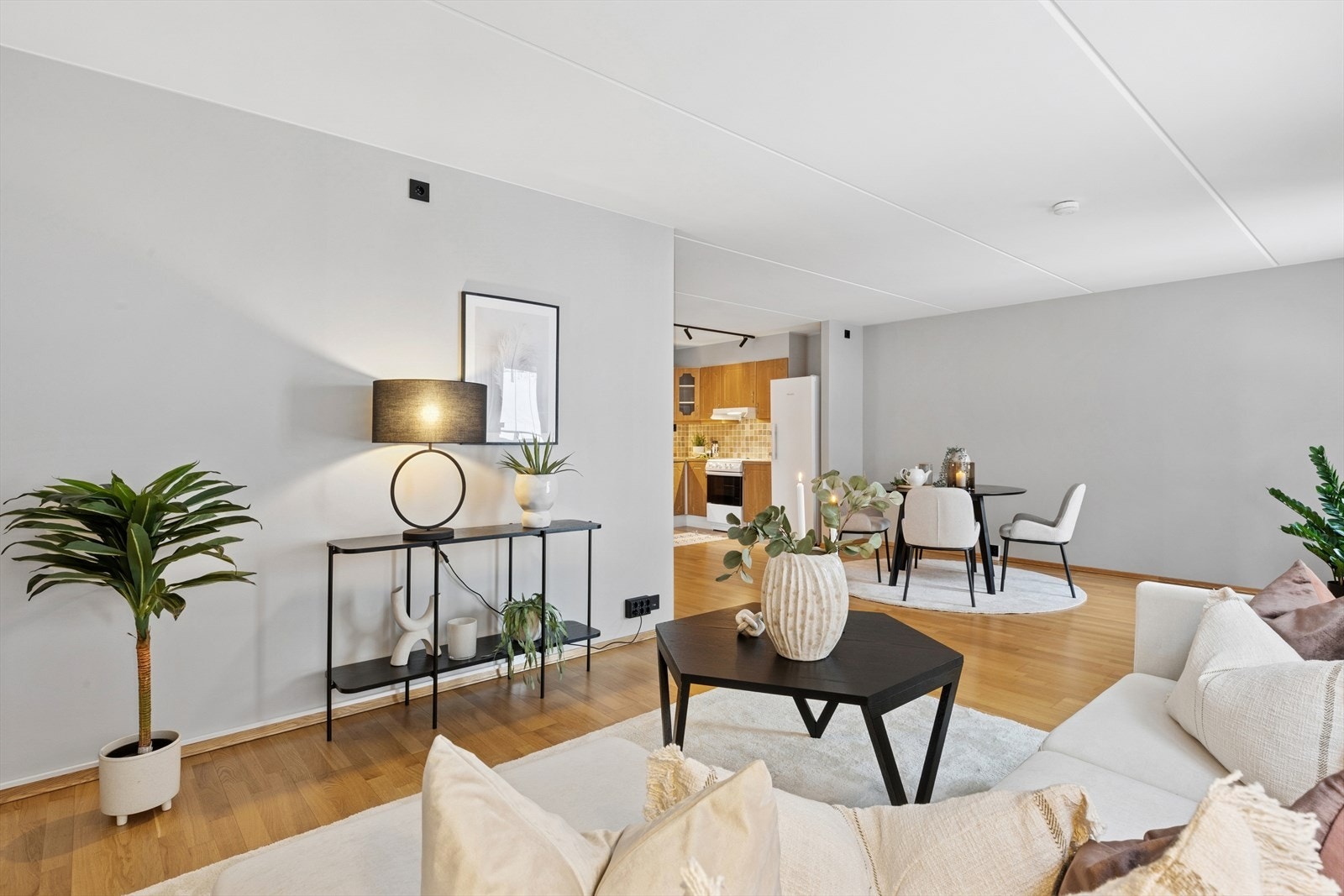 Stuen har god plass til både romslig sofagruppe, samt spisebord i overgangen til kjøkkenet. Galleribilde