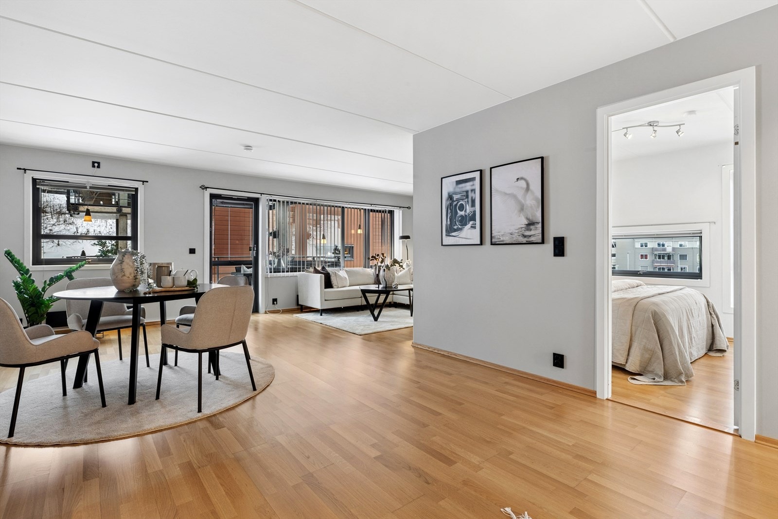 Fra stuen er det direkte utgang til den romslige balkongen. Galleribilde