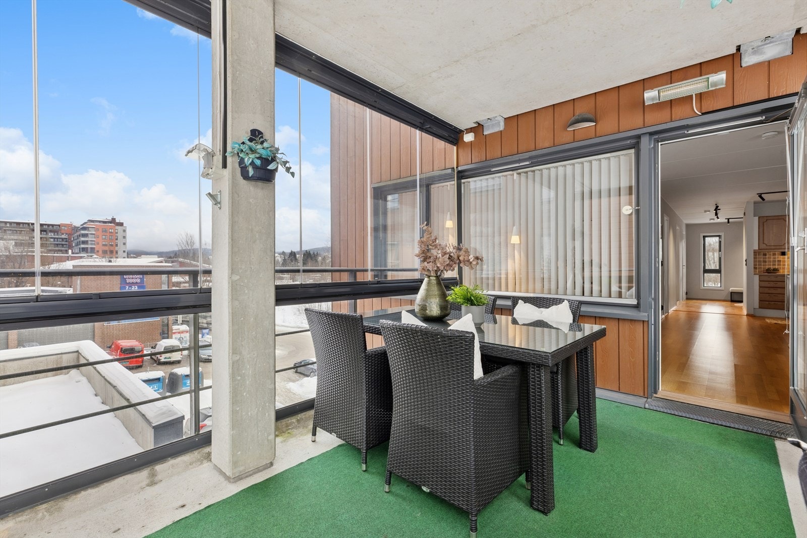 Den innglassede, vestvendte balkongen fungerer som en forlengelse av stuen. Skyveglassene på balkongen gir fleksibilitet og ly for vær og vind store deler av året. Galleribilde