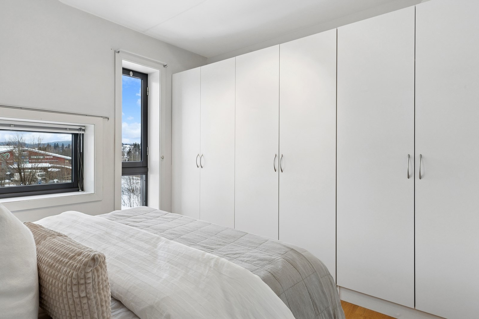 Rommet er utstyrt med en romslig garderobeløsning for god oppbevaring. Galleribilde