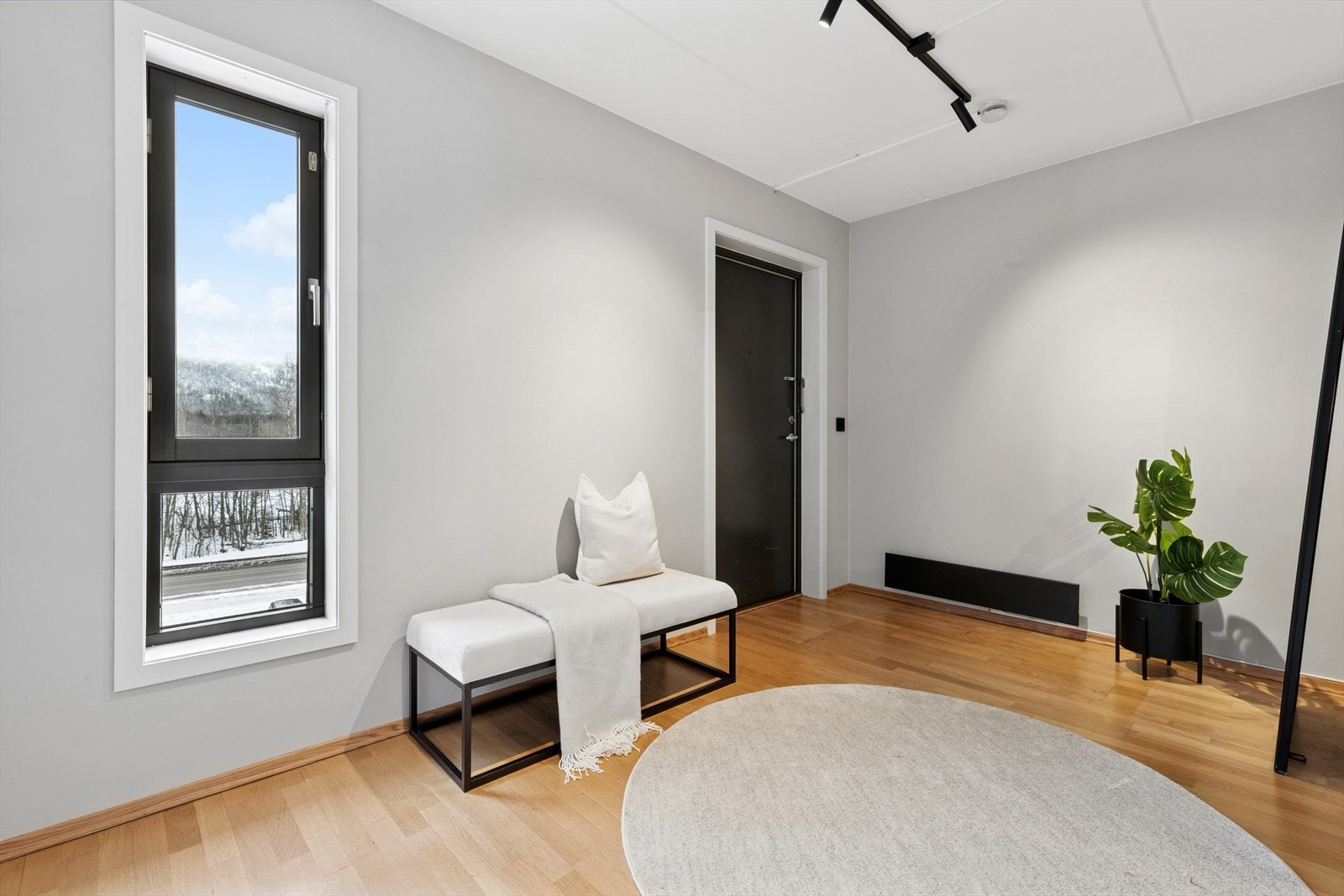 En lys og funksjonell entré ønsker velkommen, med enkel adkomst via svalgang og heis. Galleribilde