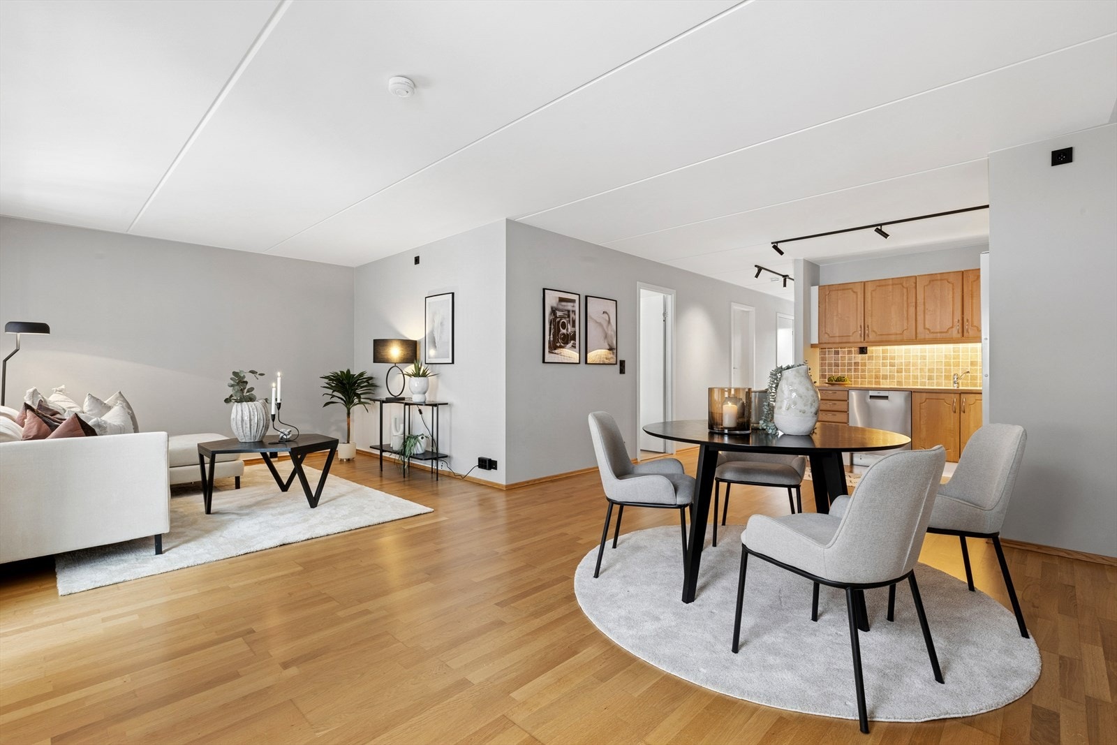 Lys og luftig leilighet med åpne planløsningen som gir en god romfølelse og fleksible møbleringsmuligheter. Galleribilde