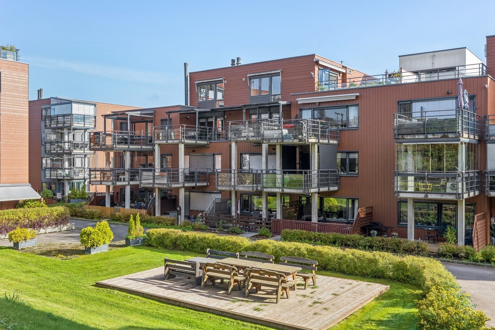 Koselig fellesområder med sittegrupper og diverse beplantning. Galleribilde