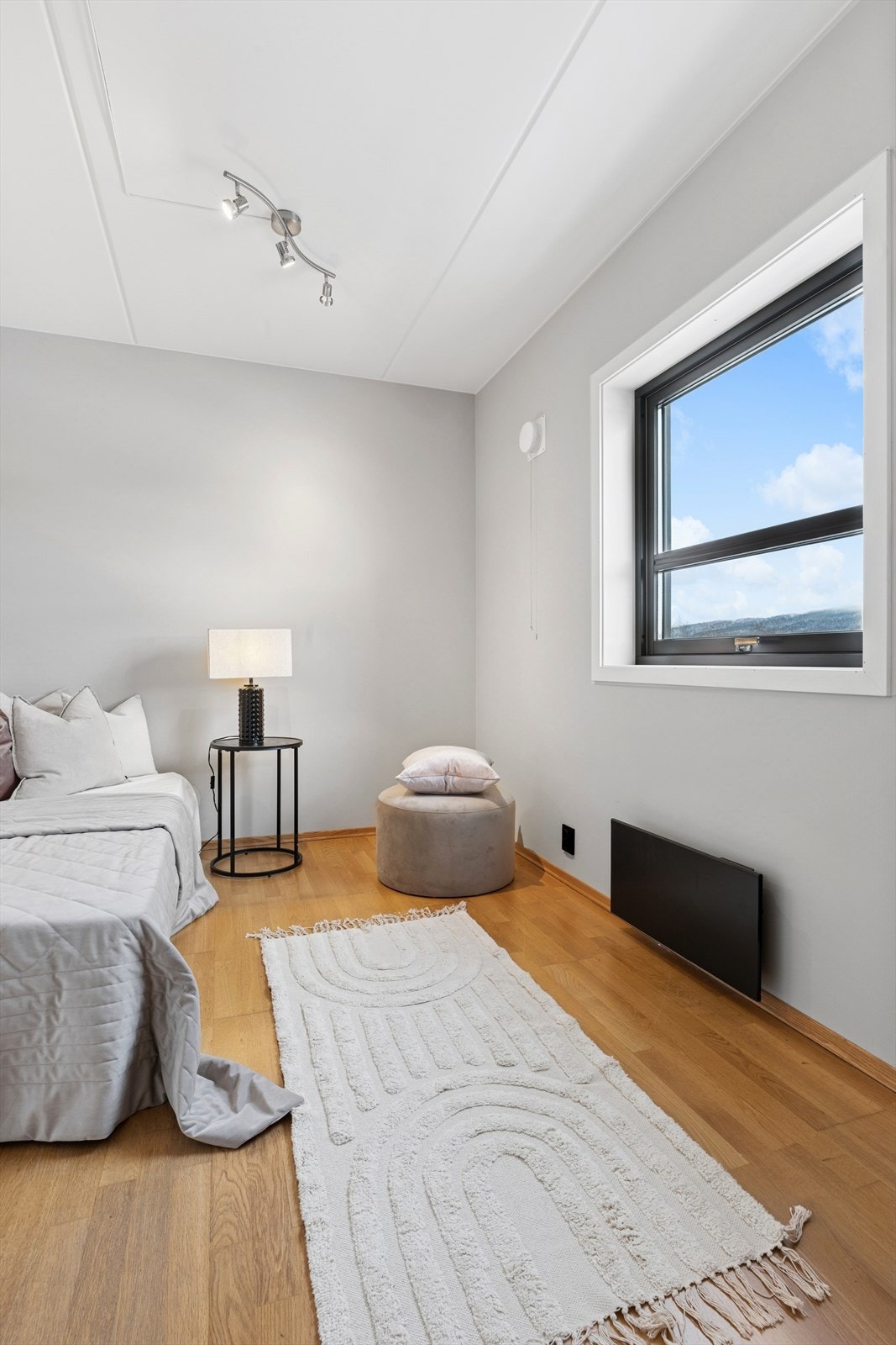 Også dette rommet har parkett på gulvet og medfølgende garderobeskap. Galleribilde