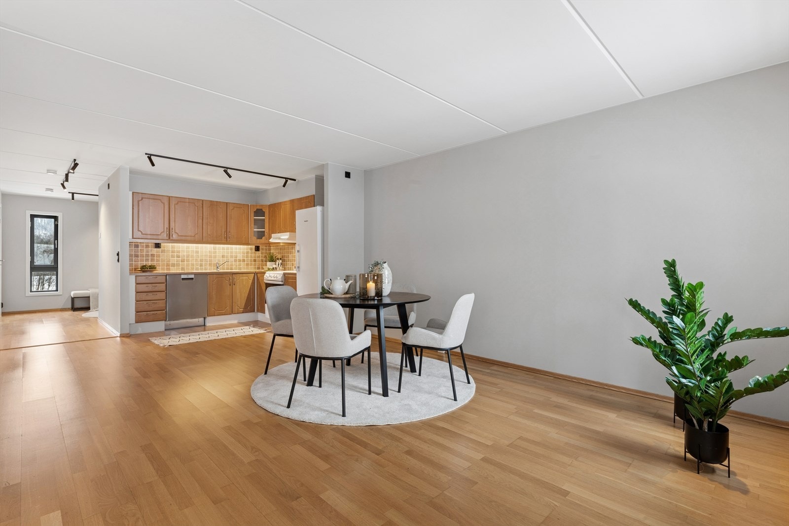 Rikelig med veggplass til både bilder, hyller eller reoler. I stue, kjøkken, gang og lite soverom er det elektriske oppgradert med nye stikk, brytere og spotskinner. Galleribilde