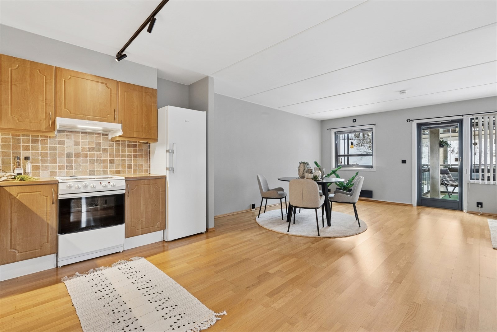 Leilighetens sosiale samlingspunkt er den åpne løsningen mellom stue og kjøkken. Galleribilde