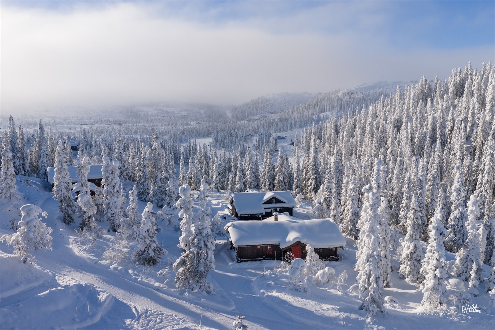 Plass til 3-4 biler på gårdsplass/innkjørsel Galleribilde