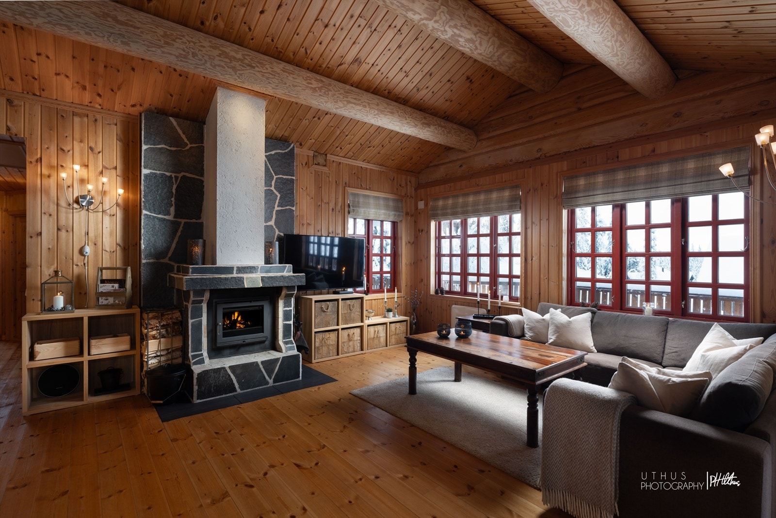 Stuen har en takhøyde på hele 3,39 meter som gir en romslig og luftig atmosfære Galleribilde