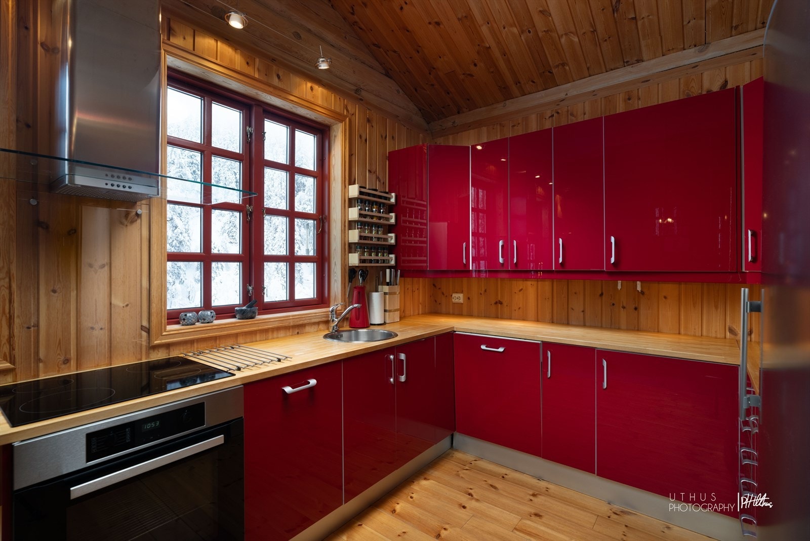 Kjøkkenet har glatte skapfronter med over- og underskap som gir god oppbevaringsplass Galleribilde