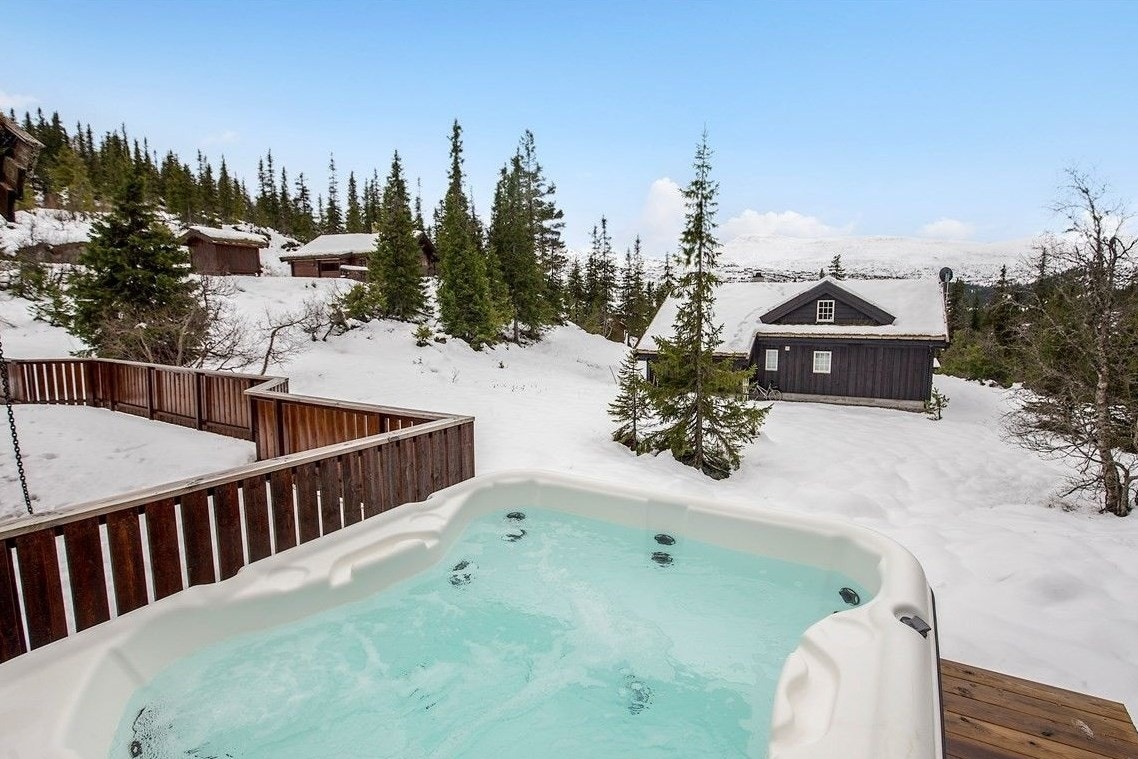 Jacuzzi på bakside av hytten (bilde tatt av forrige selger) Galleribilde