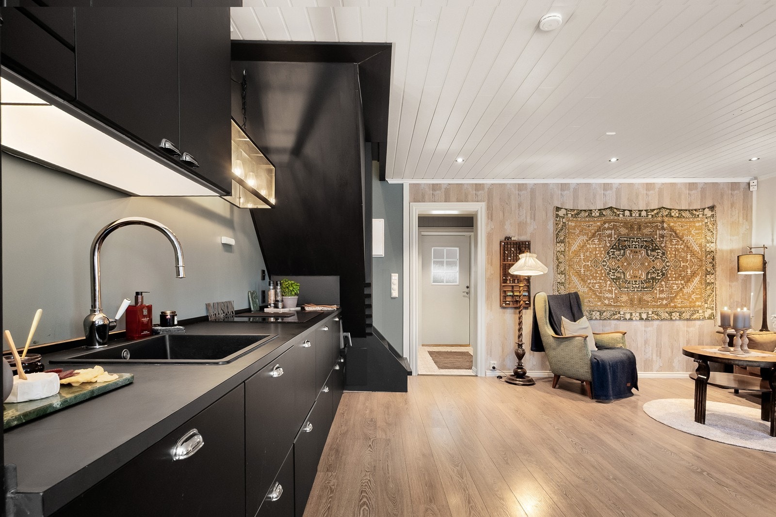 Kjøkkenet i denne delen er også fra 2020. Innredningen har laminerte skrog og slette fronter, kombinert med laminat benkeplate og nedfelt oppvaskkum. Galleribilde