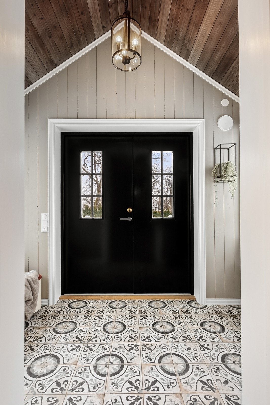 Boligens hoveddel har to separate innganger, én mot syd og én mot nord. Galleribilde