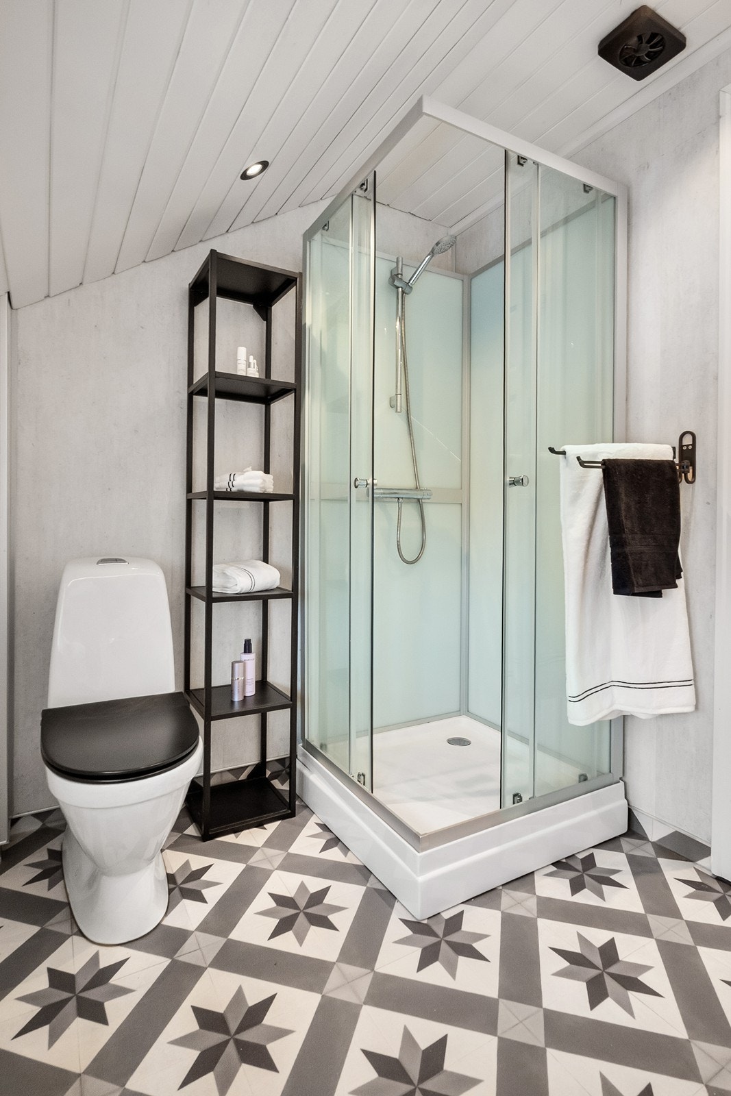 Rommet inneholder videre dusjkabinett, toalett. El og rør arbeid, samt våtromsarbeider er utført av fagfolk, mens øvrig snekkerarbeid er utført av eier. Galleribilde