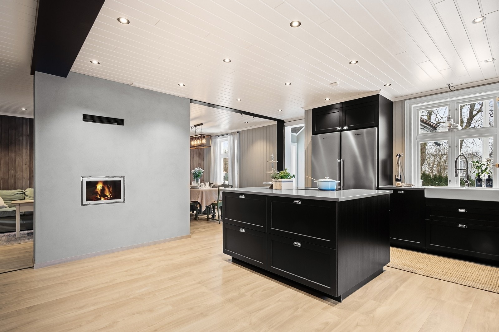 Peisen ble bygget opp av fagfolk i 2020, og blir et naturlig romskille mellom stue og kjøkkendel. Pipa ble pusset utvendig fra topp til bunn i 1999. Galleribilde