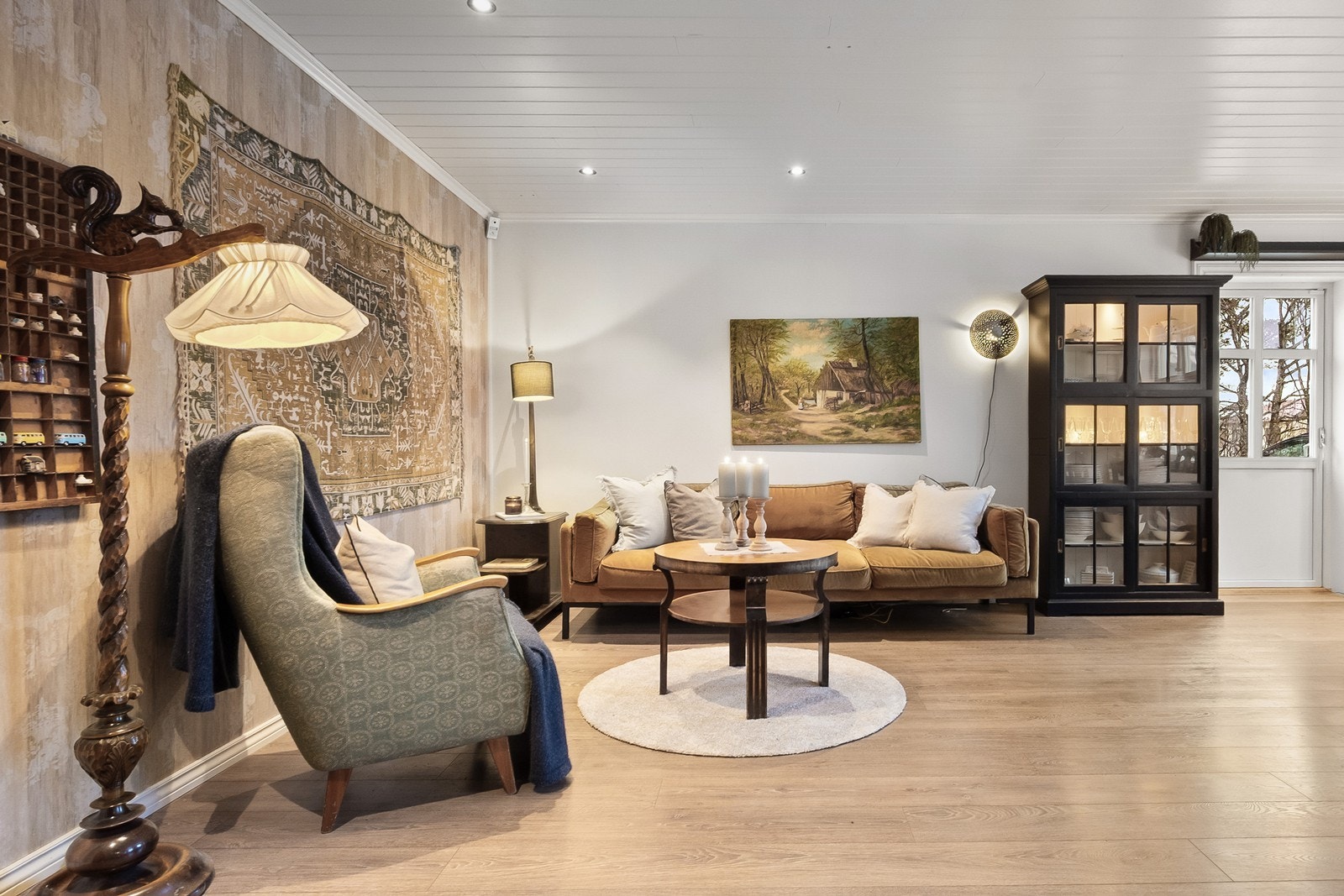 Det er lydisolering mellom enhetene med lydbøyler og gips i tak i 1. etasje samt lydplater i gulv i 2. etasje. Det er lagt varmekabler i hele underetasjen, og hver boenhet har eget sikringsskap og tilgang til egen uteplass. Galleribilde