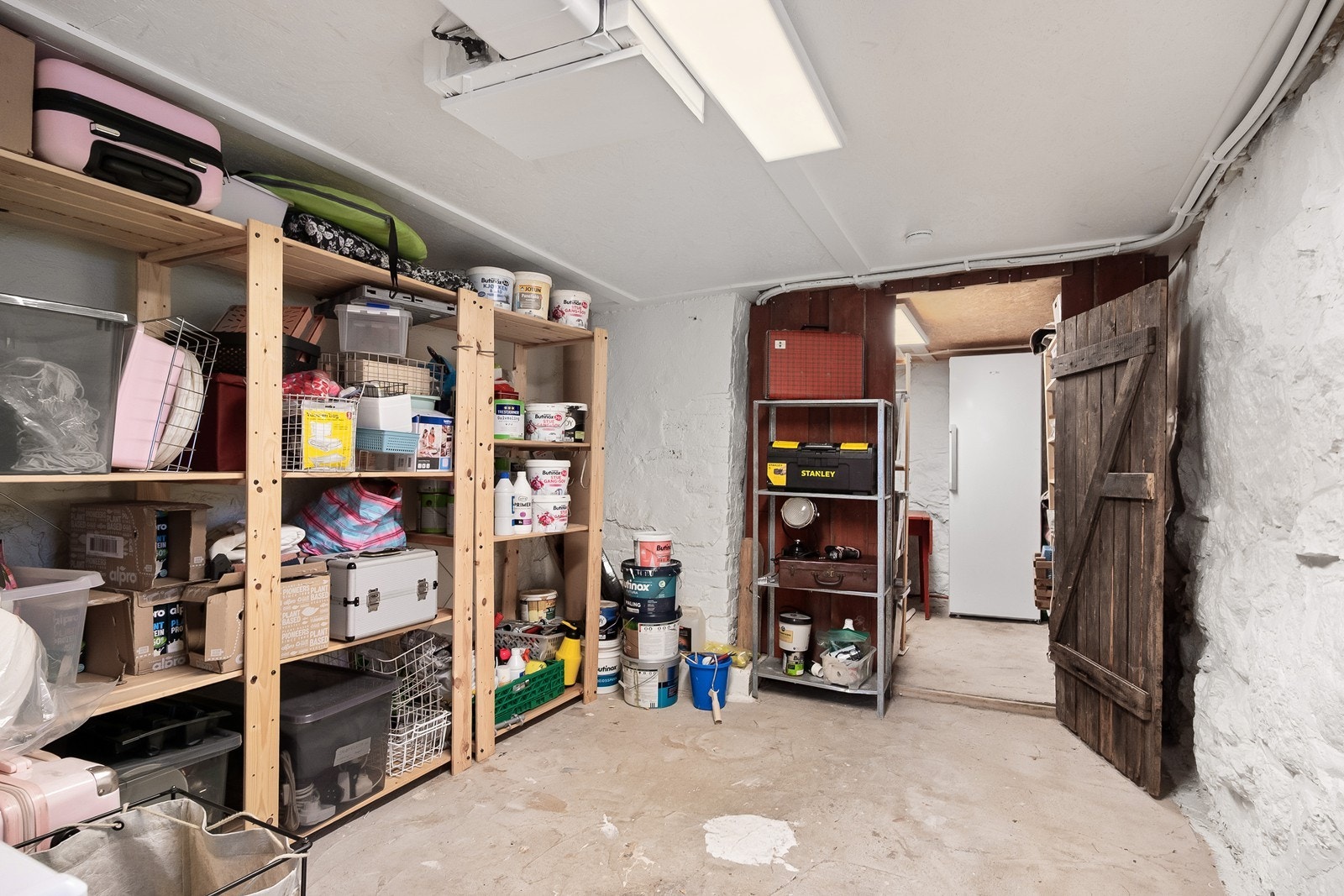 2025 ble overbygg til kjellernedgang satt opp. I kjelleren er det bod og vaskerom. Takhøyden i kjeller varierer fra 195-204 cm. Galleribilde