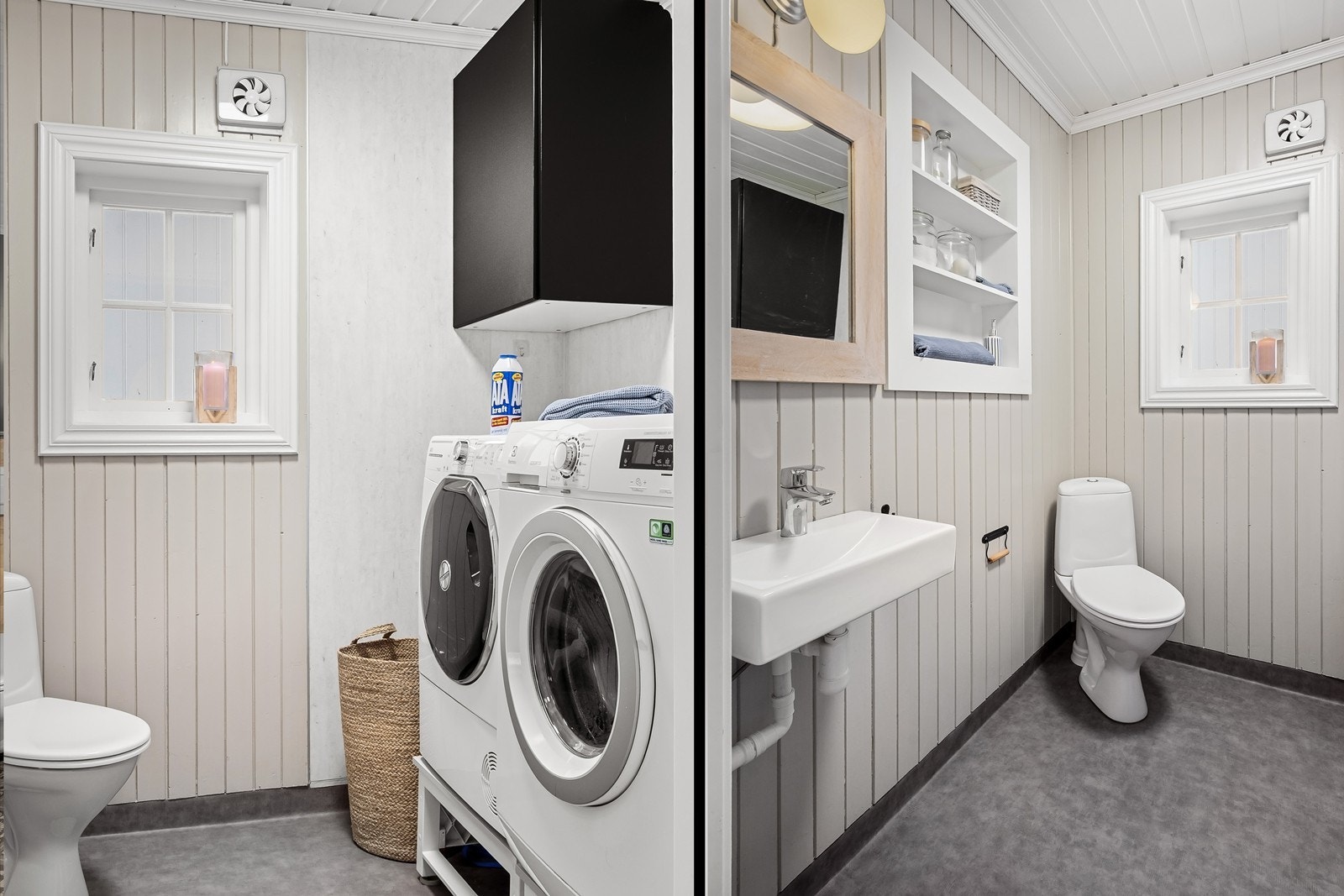 Vaskerom/toalettrom er opprinnelig fra 1999. Rommet har varme i gulv, opplegg for vaskemaskin, servant og gulvmontert toalett. I 2020/2021 ble gulvet flytsparklet og det ble lagt nytt sveiset vinylbelegg. Galleribilde