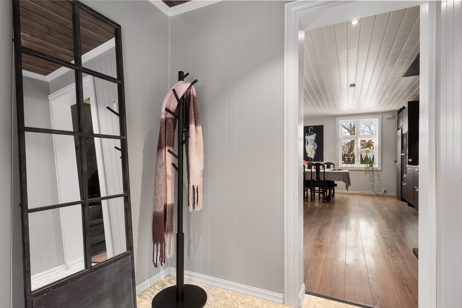 Det er lagt varmekabler i hele underetasjen, og hver boenhet har eget sikringsskap og tilgang til egen uteplass. Galleribilde