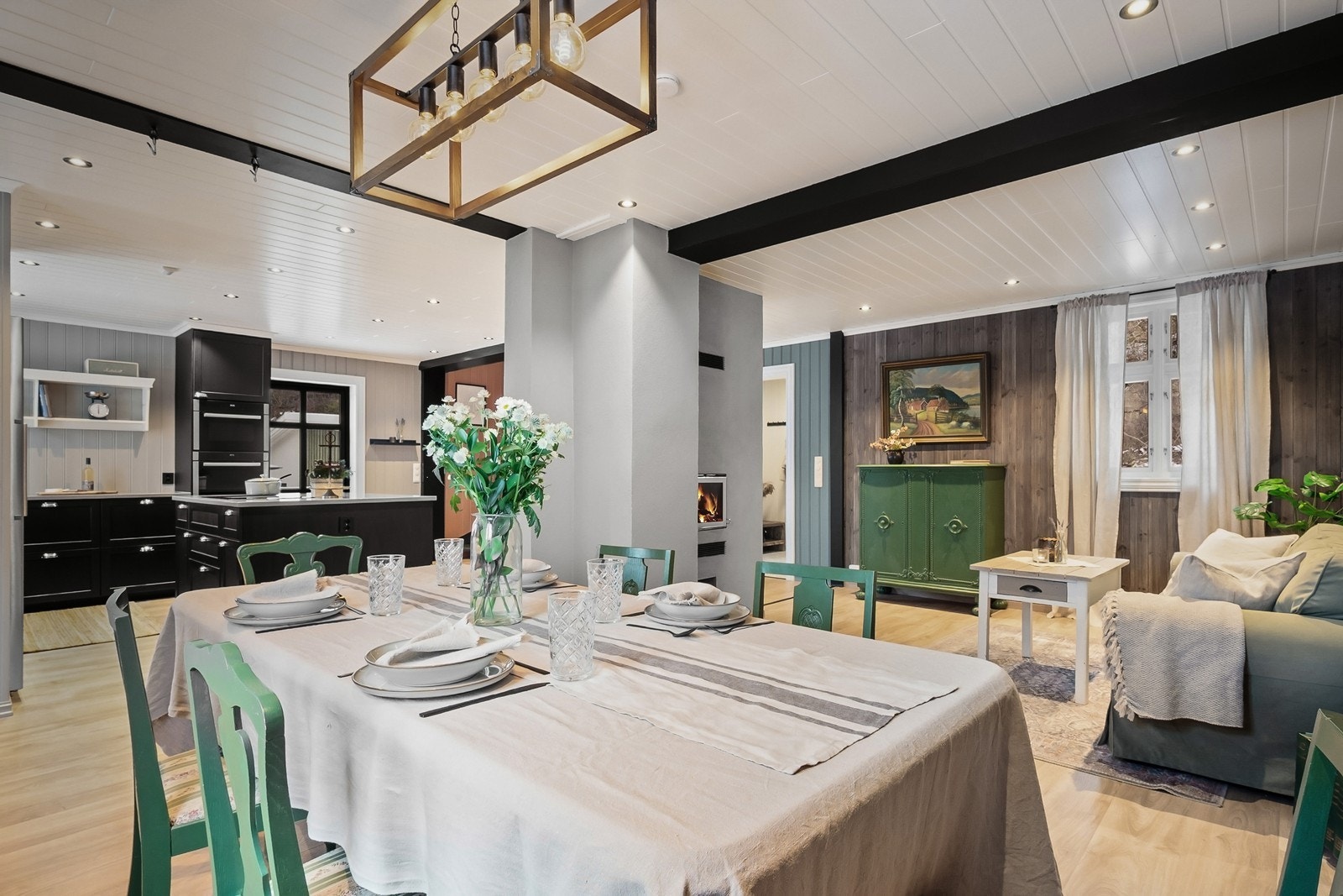 Det er utstrakt bruk av downlights i himling, og synlige kontrastbjelker bidrar til å gi rommet særpreg. Galleribilde