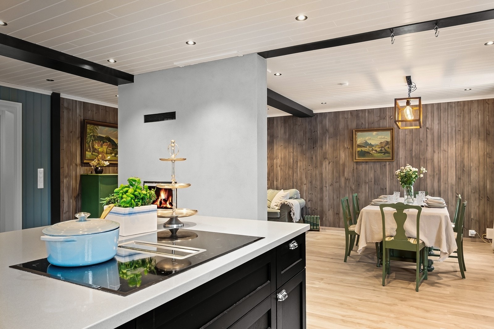 Hoveddelen ble betydelig renovert innvendig i perioden 1999-2000 og er senere løpende oppgradert. Boligen fremstår svært velholdt og påkostet over flere perioder. Galleribilde