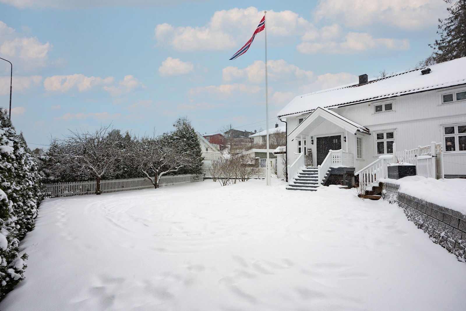 Tronvikveien 13 er en stor og innholdsrik eiendom bestående av romslig hoveddel samt egen, godkjent boenhet fra 2020, i dag benyttet som generasjonsbolig. Galleribilde