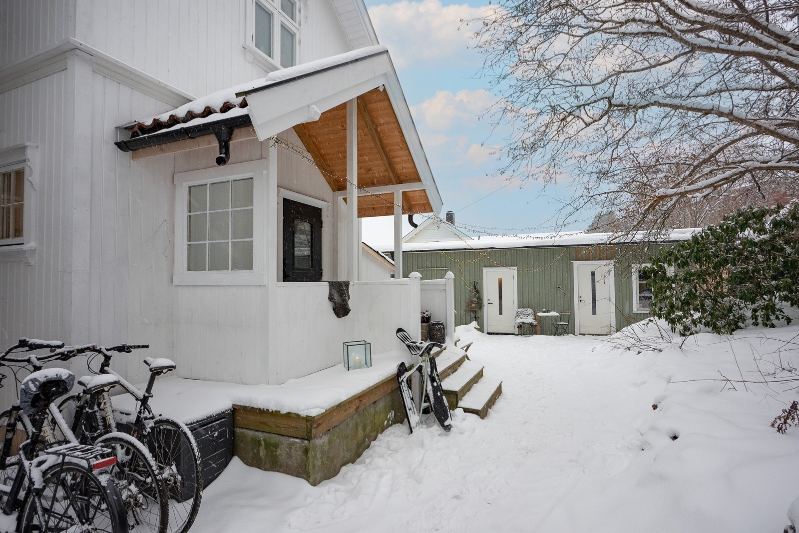 Her ser du inngangspartiet mot nord. I 2005 og 2021 ble uthuset i bakkant renovert og senere fornyet, det ble søkt om og godkjent 2021. Uthuset har to innganger og benyttes i dag som trimrom og hobbyrom/kontor. Galleribilde