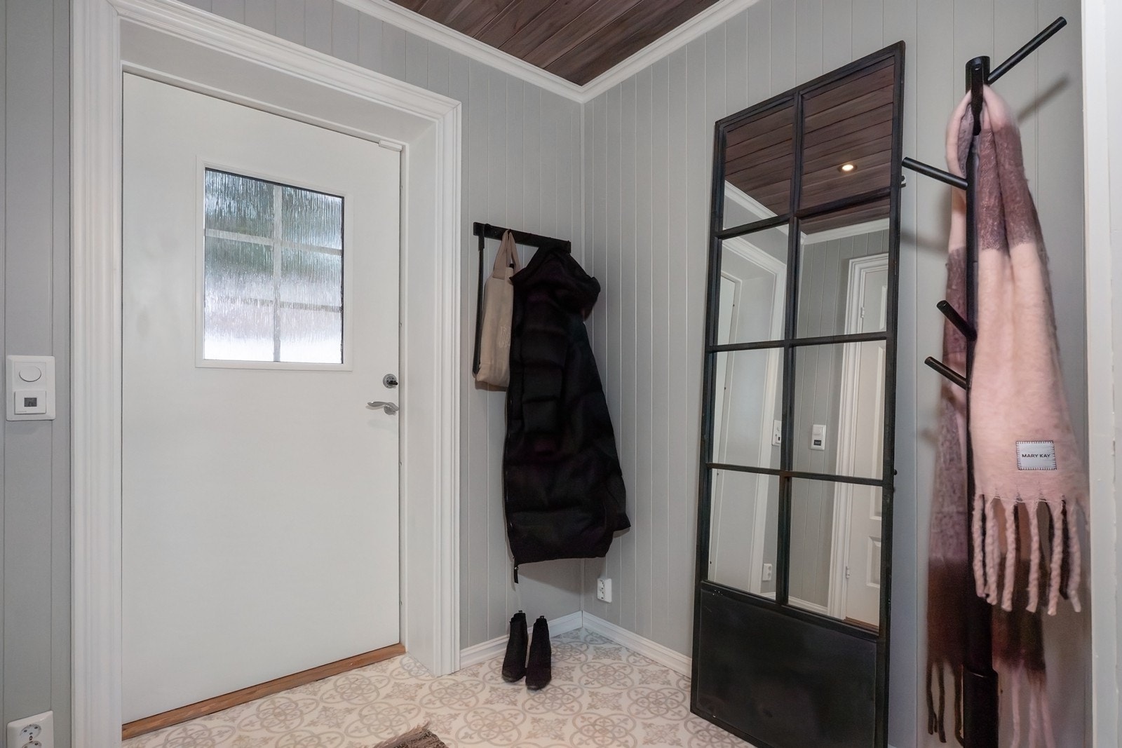 Leilighets-/generasjonsdelen har egen inngang. Her er det panelkledde vegger og vinylgulv med varmekabler. Galleribilde