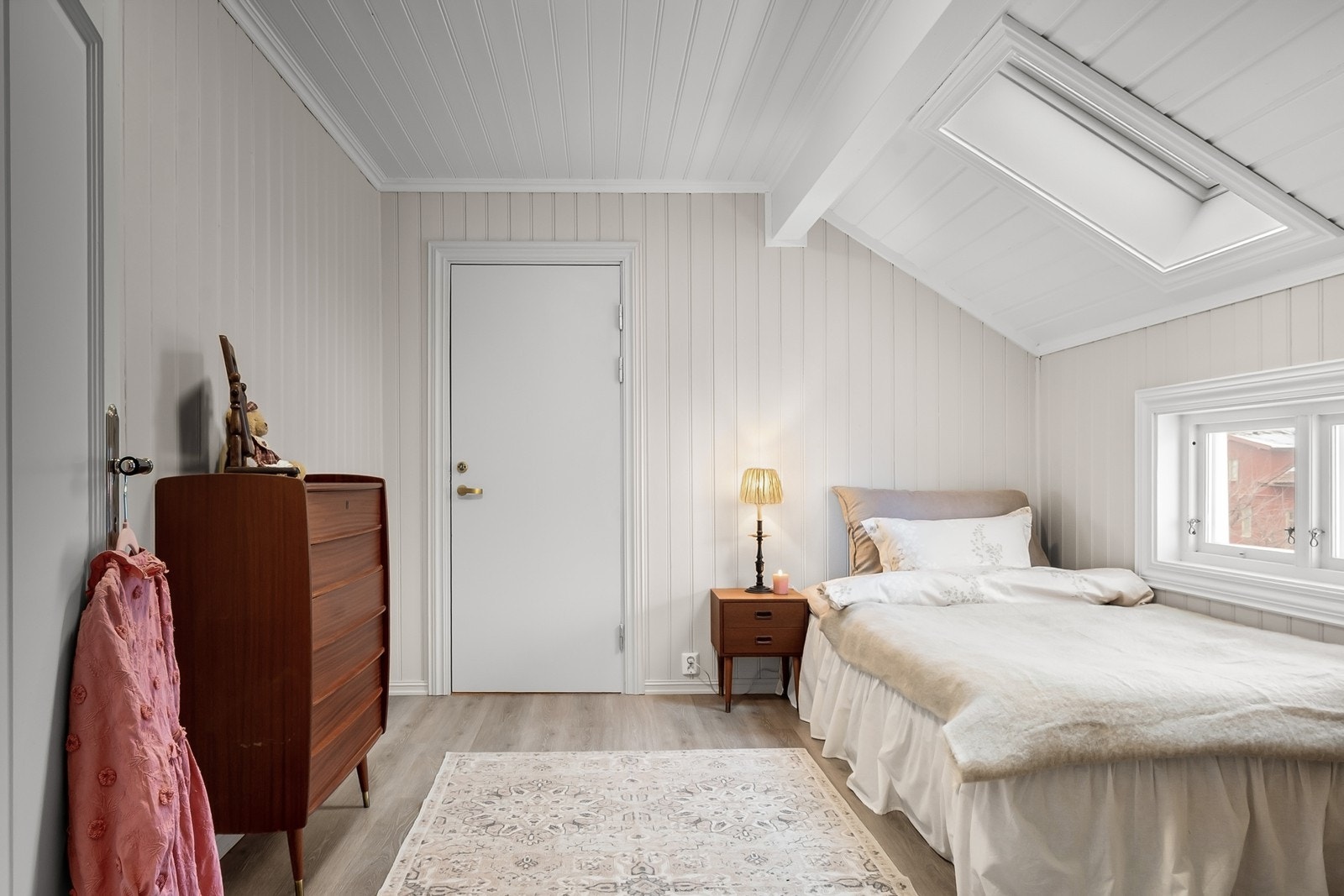 Soverom to har takvindu som gir godt lysinnslipp. Fra rommet er det innvendig adkomst via lukket dør til leilighet/generasjonsdelen. Galleribilde