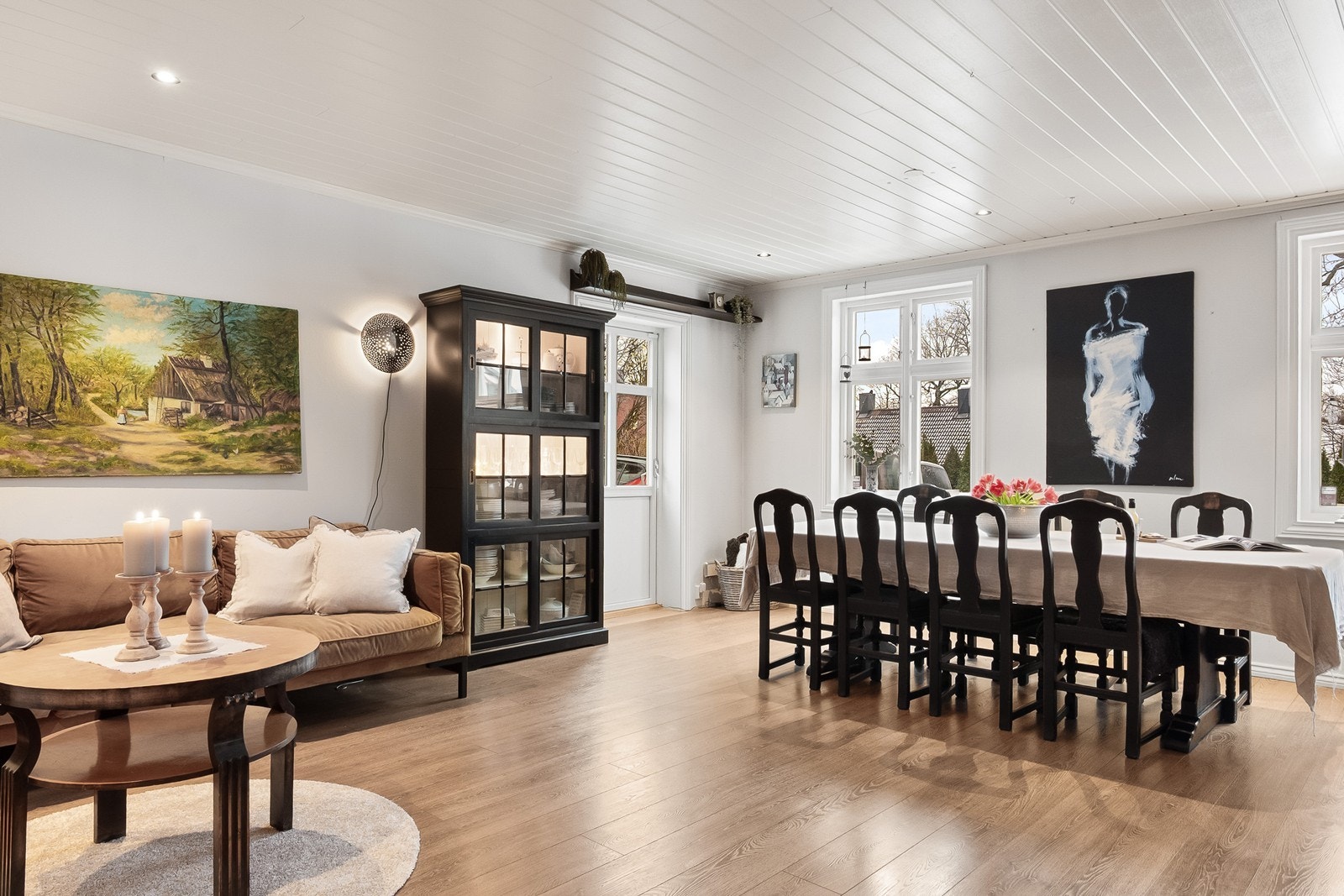 Fra stuedelen er det utgang til uteområde, noe som gir en fin overgang mellom inne- og uterom. Galleribilde