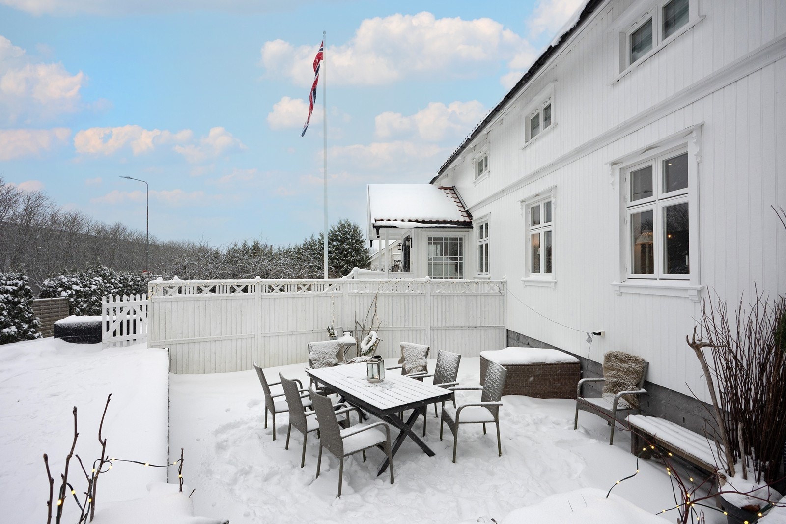 Eiendommen har en stor og solrik hage med gode uteplasser. Boligen er løpende vedlikeholdt. Hele huset ble malt i 2023, og det ble montert nye beslag og takrenner. Galleribilde