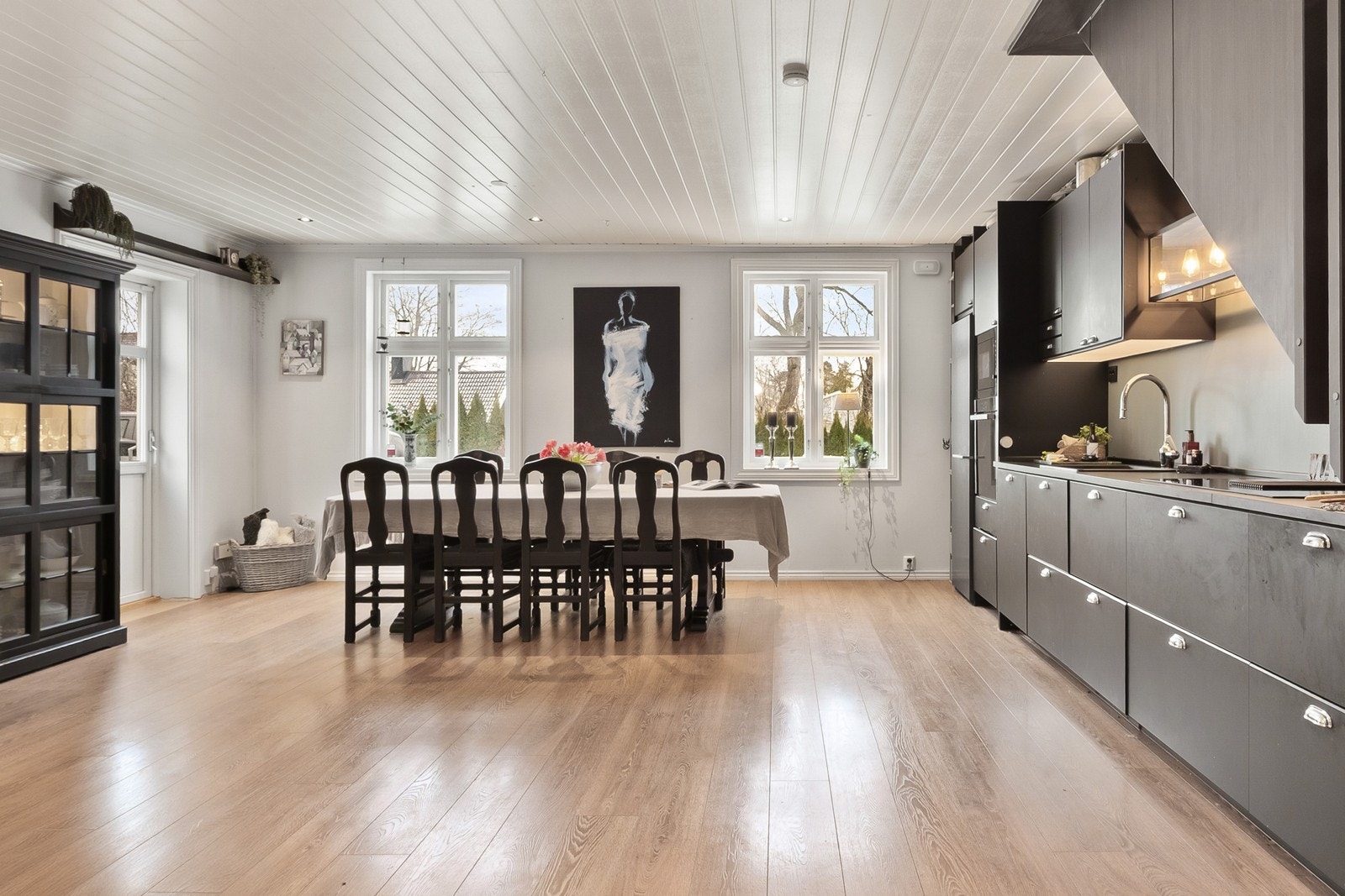 Denne delen ble tilbygget i perioden 2010-2012 med stue i 1. etasje og soverom i 2. etasje. I 2020 ble delen ombygget, og boligen ble samtidig godkjent for to boenheter. Galleribilde