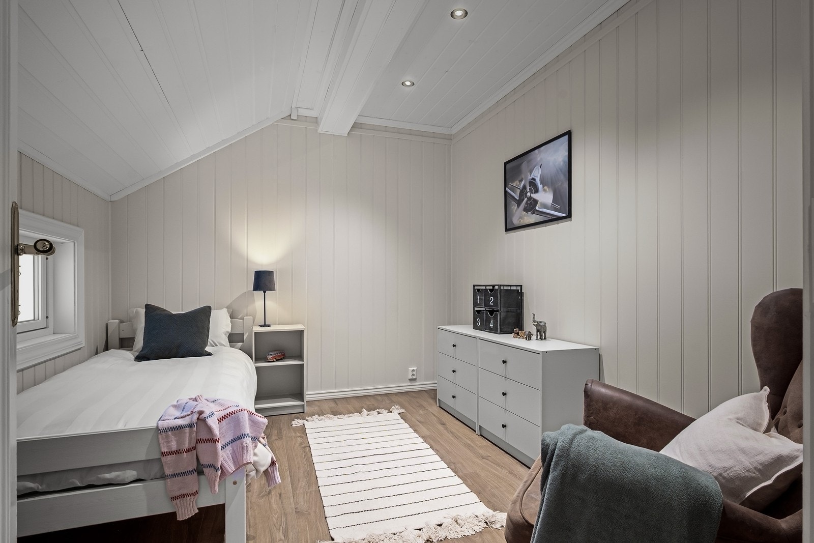 Soverom to og tre er ca. like store og fremstår lyse og trivelige med malte panelvegger og skråtak. Galleribilde