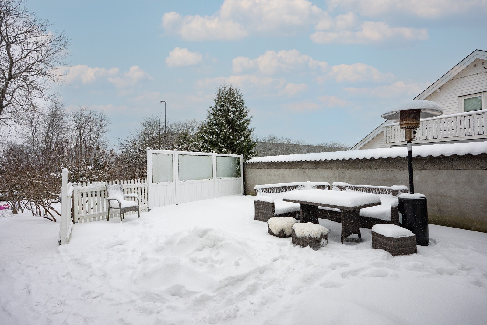 I 2021 ble gårdsplassen steinsatt og opparbeidet, ny plen ble lagt og terrenget endret med støttemur for parkering. Galleribilde