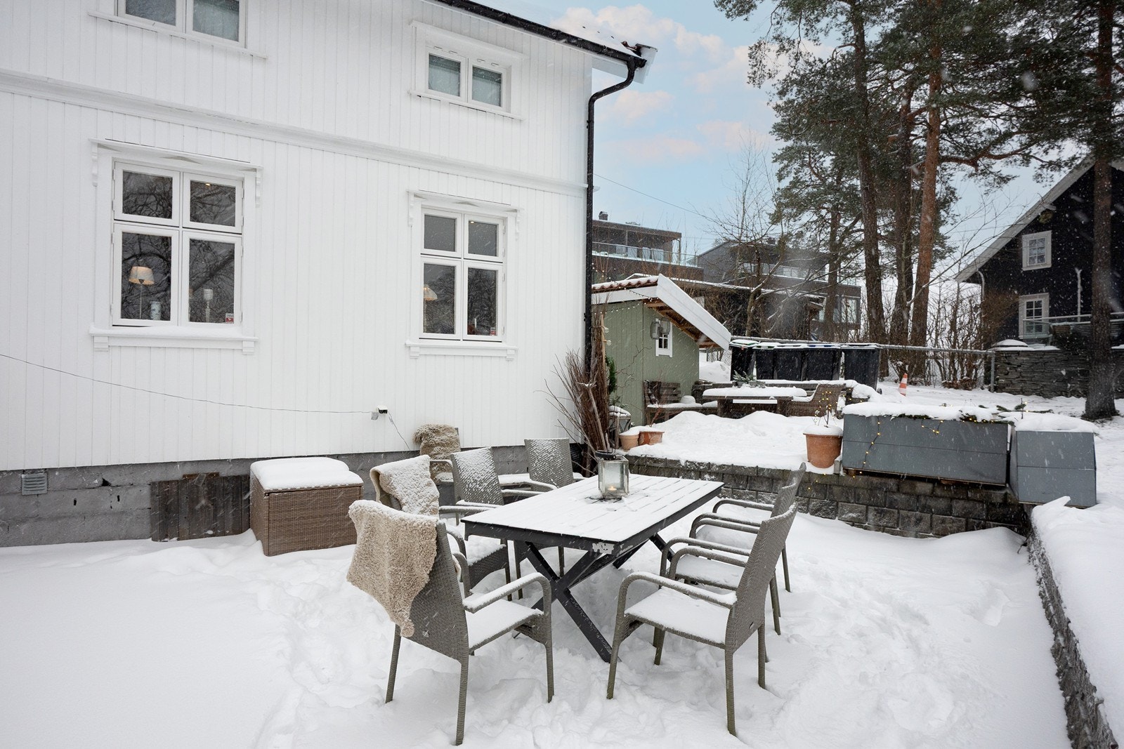 Uteplassene utgjør totalt 75 kvm og består av sydvendt markterrasse og vestvendt terrasse. Galleribilde