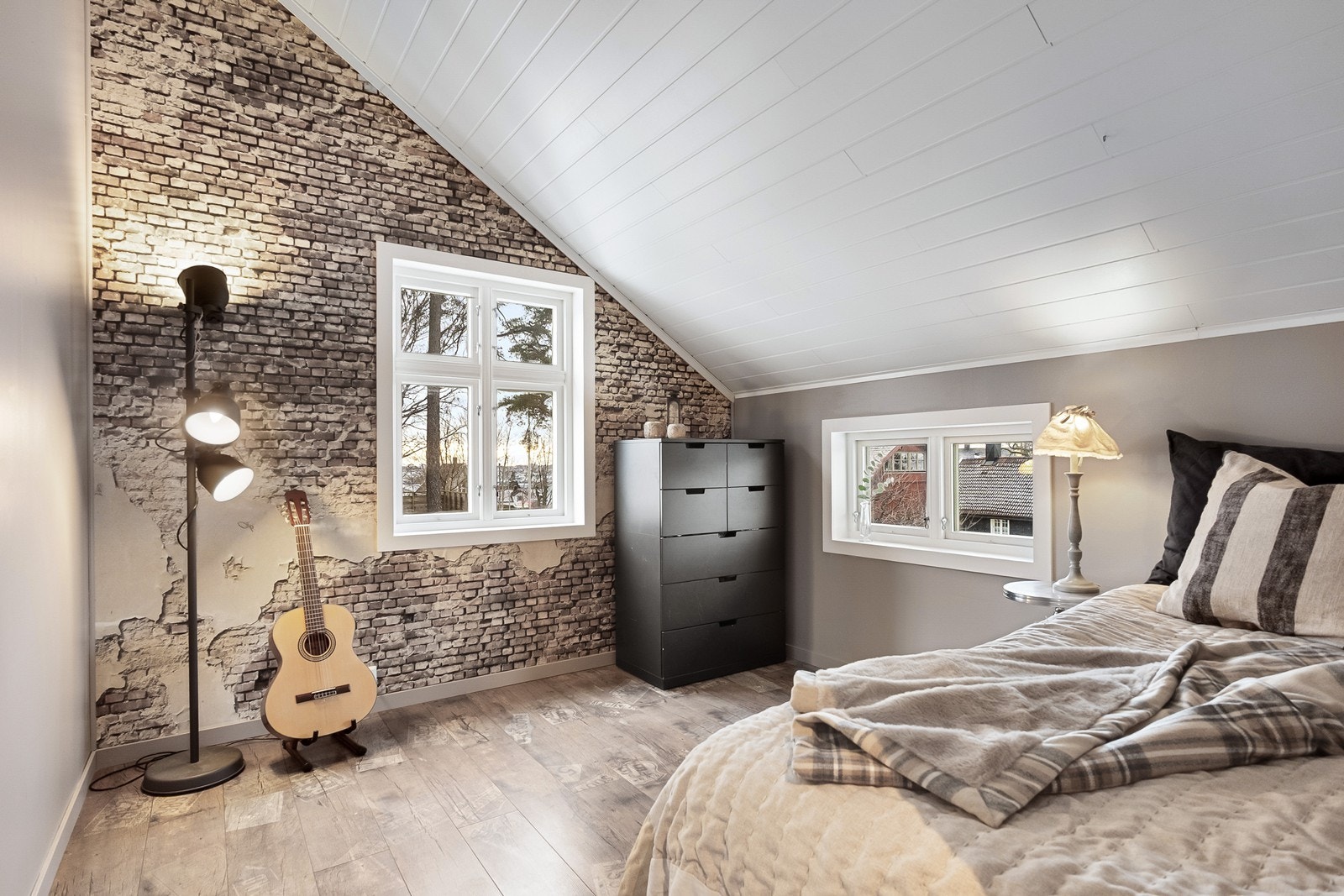 Soverom to har tilsvarende god takhøyde og et lunt uttrykk. Skråtak og vinduer på to sider gir fint lysinnslipp. Galleribilde