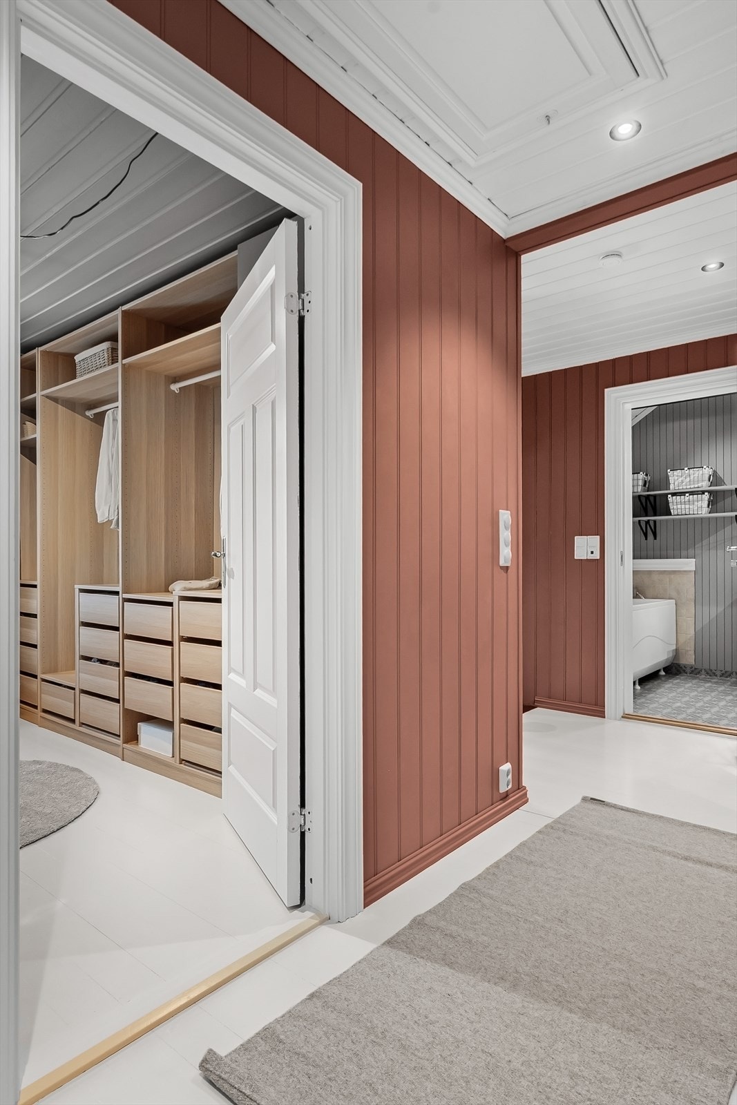 I mellomgangen er det loftsluke. Galleribilde