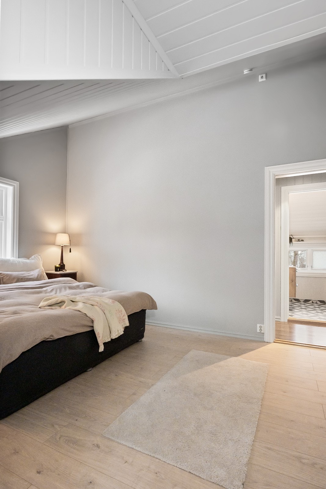 Hovedsoverommet fremstår romslig og luftig med svært god takhøyde og skrå himling som gir en flott romfølelse. Galleribilde