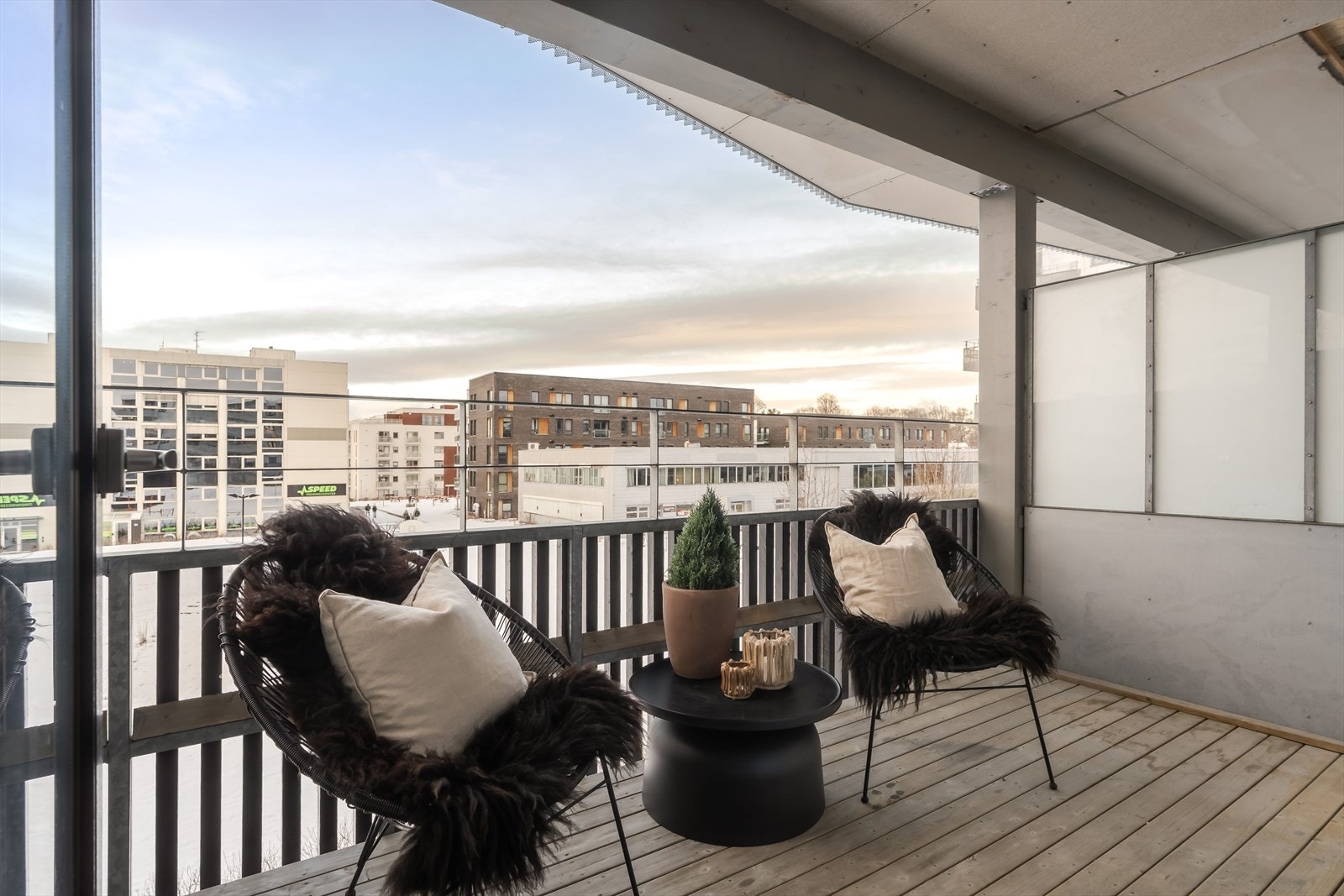 Her sitter man usjenert, da boligen ligger fremst i feltet. Galleribilde