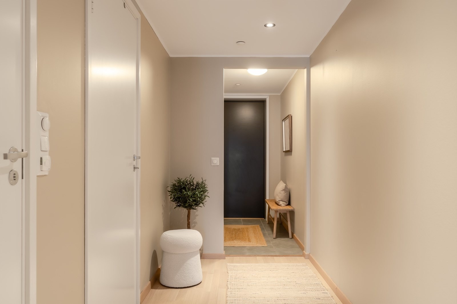 Nedover gangen finner man bad, bod, entre og soverom. Galleribilde