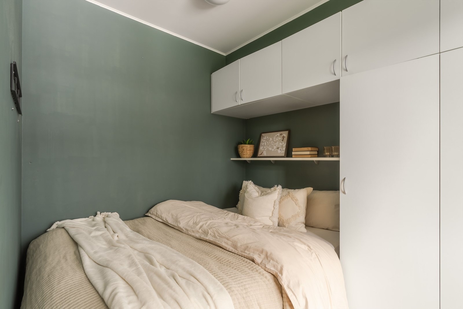 Soverommet er på ca. 7m², her har man utnyttet plassen med et plassbygd garderobeskap som strekker seg rundt sengen. Galleribilde