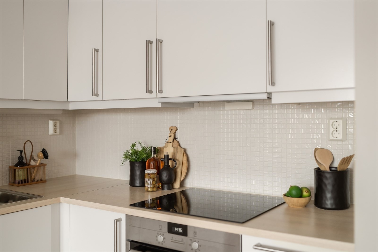 Leiligheten har balansert ventilasjon, og varmes opp via fjernvarme og elektrisitet. Galleribilde