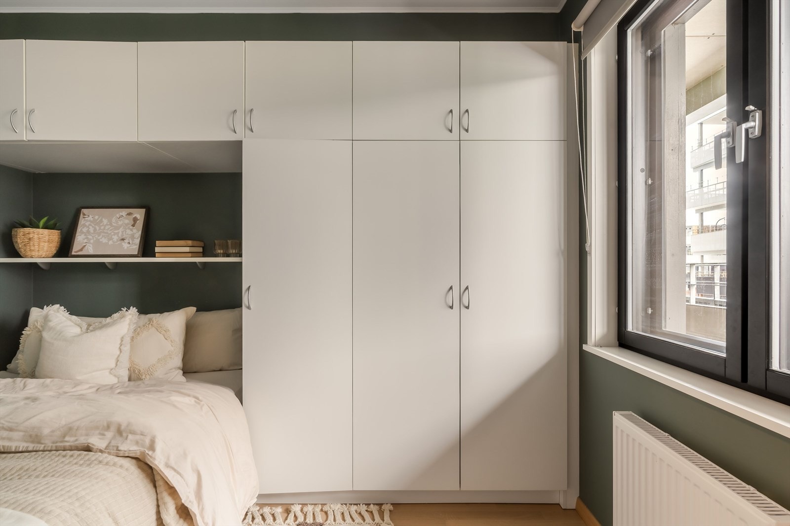 Leiligheten har god lagringsplass i to boder, ene boden ligger i leiligheten og er på 3,5 kvm i tillegg til en sportsbod i kjeller. Galleribilde