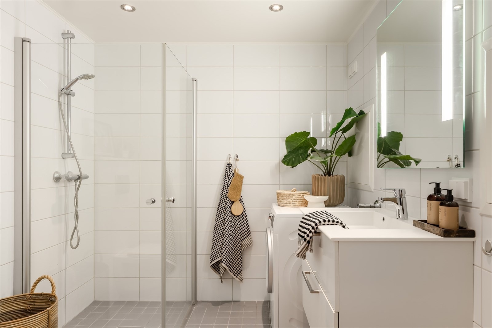 Badet er på ca. 5m² og har flislagt gulv og vegger, servant, dushjørne og opplegg for vaskemaskin! Galleribilde