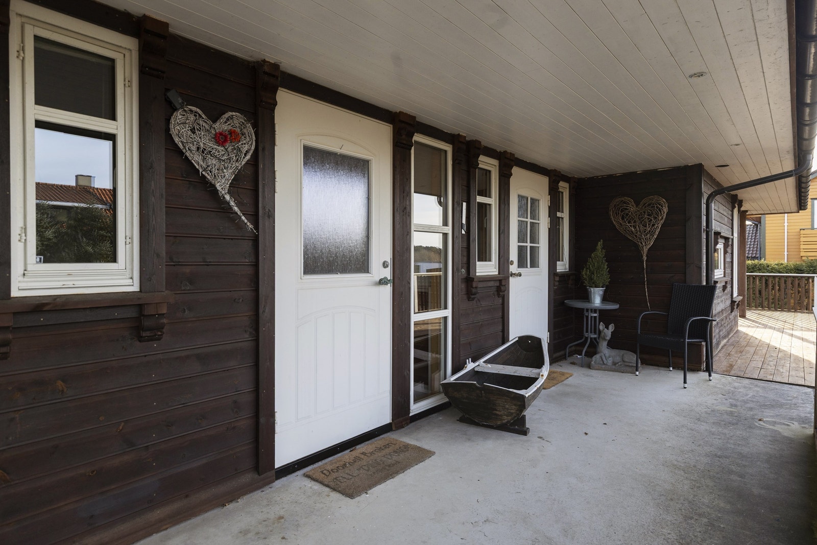 Flere utganger fra boligen til det store uteområdet. Galleribilde