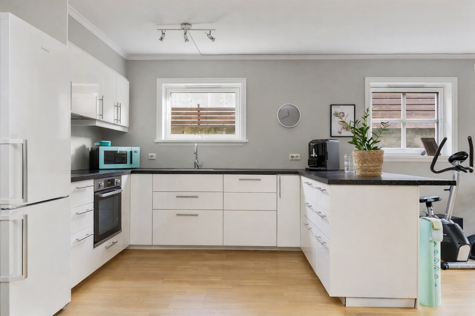 kjøkken i utleiddel. Her har du god benke- og skapplass. (Ikke godkjent for varig opphold) Galleribilde