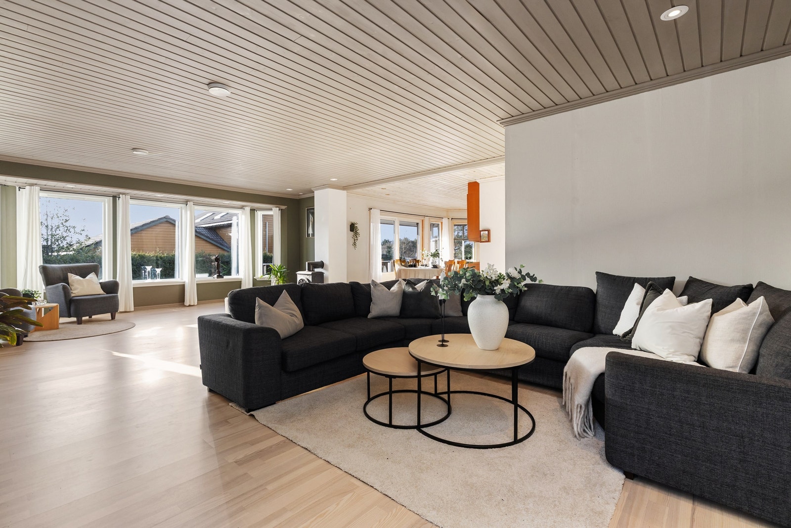 Rommet har god plass til en stor sofagruppe for hele familien. Galleribilde