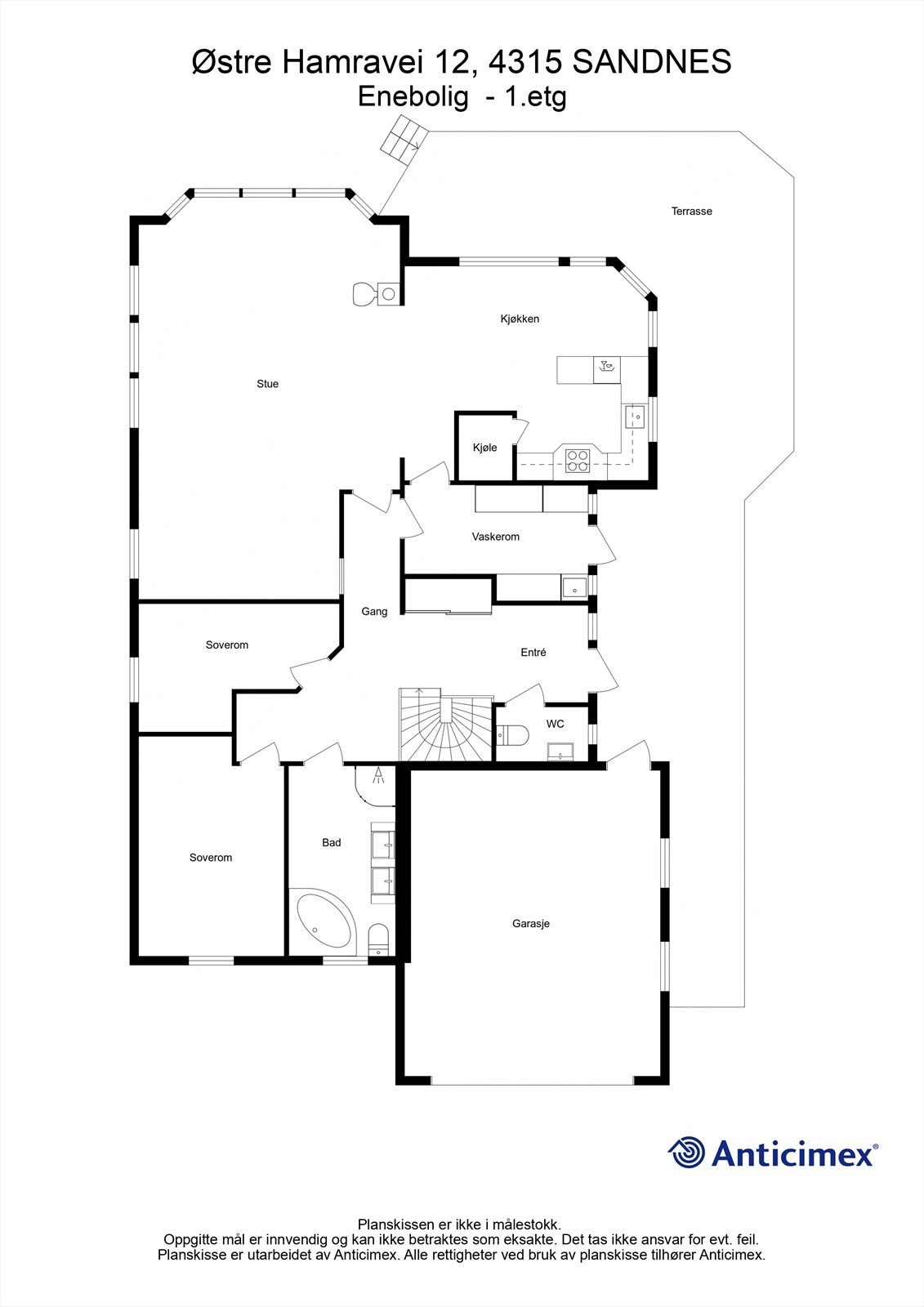 Første etasje har en familievennlig planløsning med store oppholdsrom, bad, vaskerom og soverom. Galleribilde